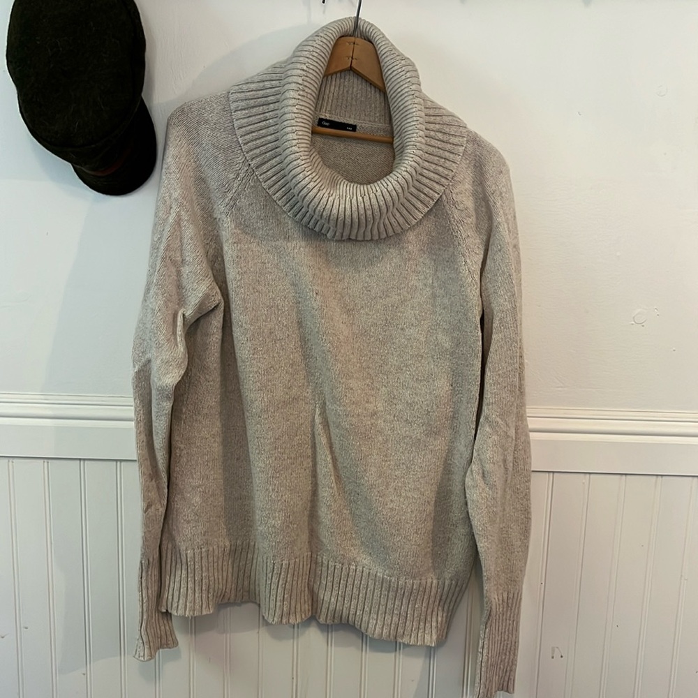 GAP tan heathered turtleneck